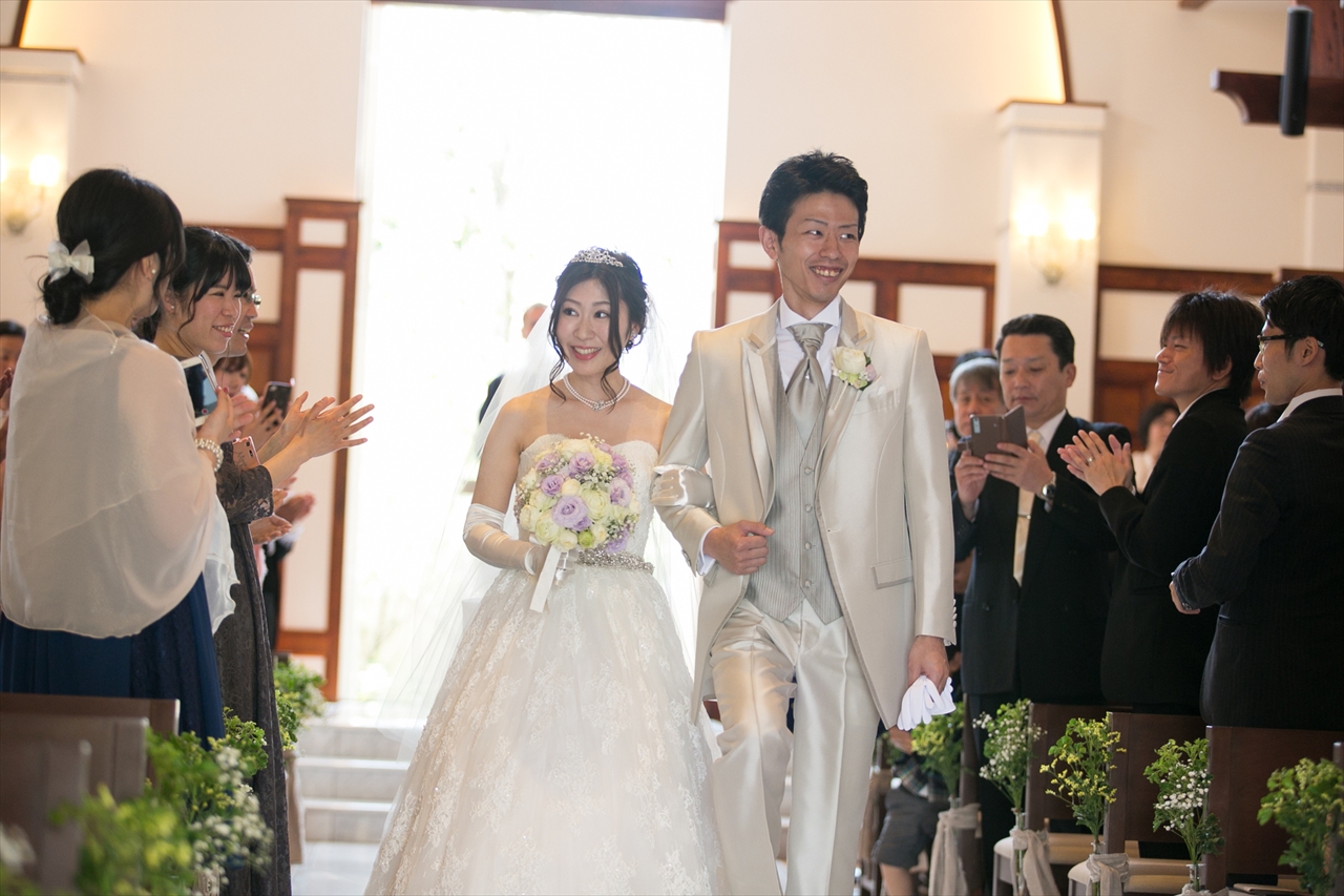 式 結婚 笑っ こらえ て て